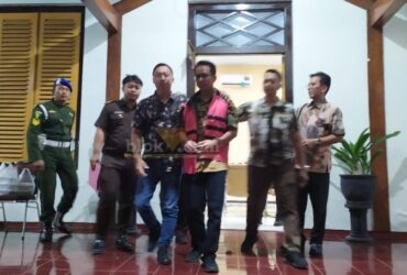 Kejari Blitar  resmi menetapkan dan menahan Kabid SDA Dinas PUPR dalam kasus dugaan tindak pidana korupsi terkait proyek Dam Kali Bentak. (blok-a.com/Fajar)