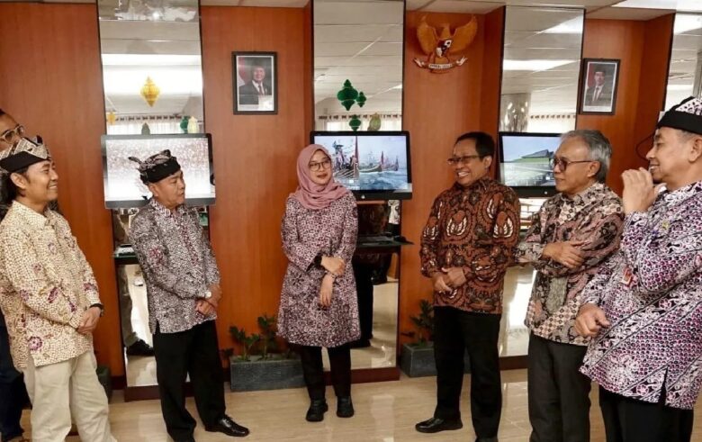 Rektor ISI Surakarta, Dr. I Nyoman Sukerta saat bertemu Bupati Banyuwangi, Ipuk Fiestiandani, di Banyuwangi, Jumat (10/4/2025).(dok. Humas Pemkab)