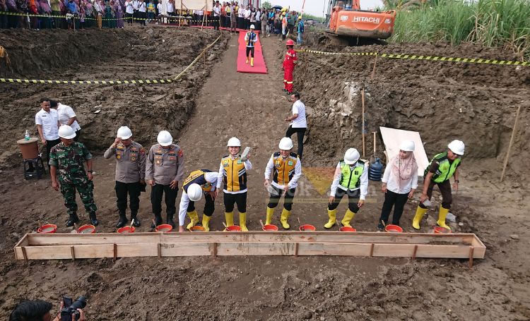 Bupati Mojokerto bersama Forkopimda dan pejabat provinsi dan instansi terkait meletakkan batu pertama pembangunan jembatan Talunbrak.(blok-a.com/Syahrul Wijaya)