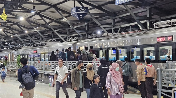 KAI Commuter di stasiun Daop 8 Surabaya.(istimewa)