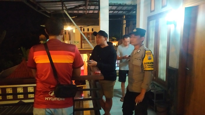 Anggota Satreskrim Polsek Banyuwangi saat olah TKP penemuan pria asal Situbondo di kamar kos Banyuwangi, Senin (21/4/2025) malam. (Dok. Polsek Banyuwangi)