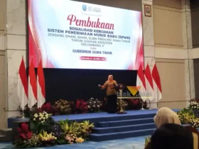 Gubernur Jawa Timur, Khofifah Indar Parawansa saat membuka sosialisasi kebijakan penerimaan murid baru tahun 2025 (Blok-a.com/Yogga Ardiawan)