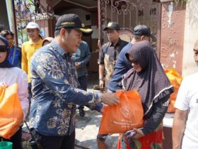Warga korban puting beliung Desa Cemandi, Sedati, Sidoarjo, terima bantuan dari Bupati Subandi.