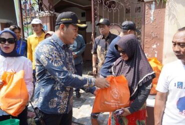 Warga korban puting beliung Desa Cemandi, Sedati, Sidoarjo, terima bantuan dari Bupati Subandi.