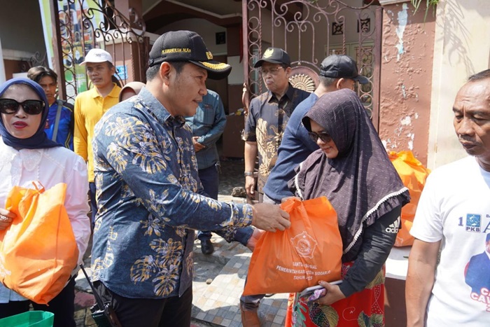 Warga korban puting beliung Desa Cemandi, Sedati, Sidoarjo, terima bantuan dari Bupati Subandi.