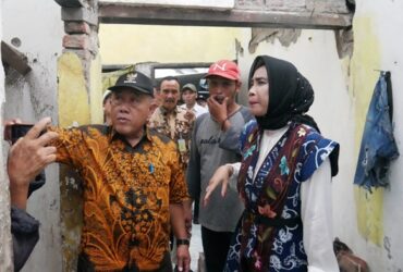 Wakil Bupati Sidoarjo, Mimik Idayana bersama Baznas kunjungi warga korban puting beliung Desa Sumput, Sidoarjo