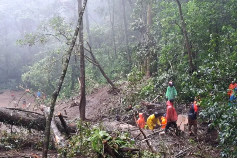 Tanah longsor menutup ruas Jalan Pacet-Cangar, Mojokerto, Kamis (3/4/2025).(dok. BPBD Kota Batu)