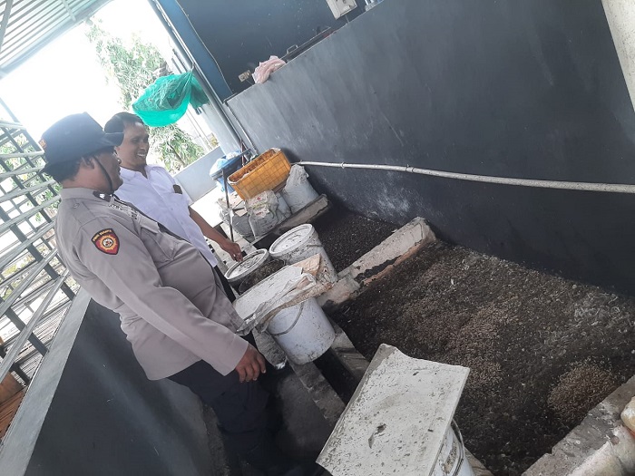 Bhabinkamtibmas Polsek Krian kunjungi lokasi budidaya Maggot Desa Sidomojo.