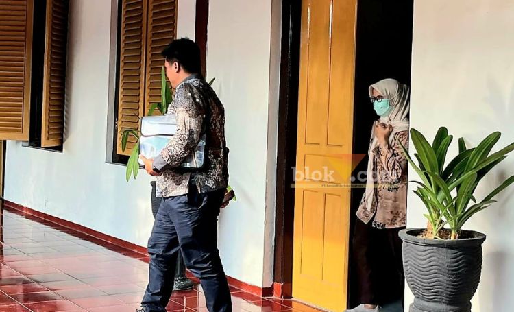 Mantan Bupati Blitar, Rini Syarifah atau yang akrab disapa Mak Rini setelah menjalani pemeriksaan di Kantor Kejari Kabupaten Blitar. (blok-a.com/Fajar)