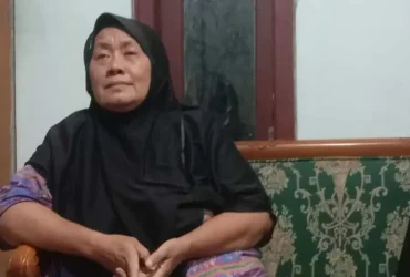 Ibu Masruroh, warga Kabupaten Jombang yang dapat tagihan listrik sampai Rp12 juta (foto: Kompas.com)