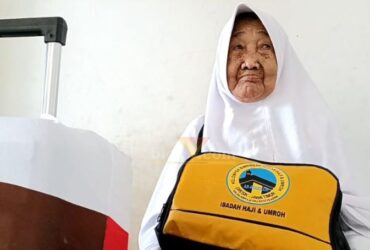 Mbah Supinah, atau yang akrab disapa Mbah Sup (91) CJH 2025 warga Desa Wates Tanjung, Kecamatan Wringinanom, Gresik.(blok-a.com/ivan)
