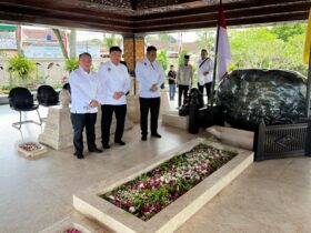 Menko Polkam RI, Budi Gunawa saat ziarah ke Makam Bung Karno di Blitar. (Kemenko Polkam)