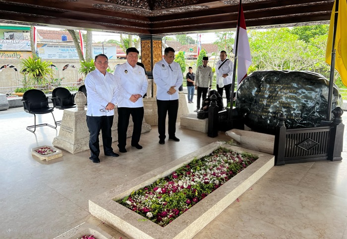 Menko Polkam RI, Budi Gunawa saat ziarah ke Makam Bung Karno di Blitar. (Kemenko Polkam)