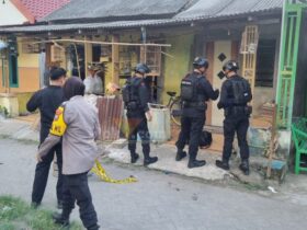 Polisi amankan mortir yang ditemukan seorang pemancing di sungai Brantas.(blok-a.com/Syahrul Wijaya)
