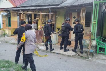 Polisi amankan mortir yang ditemukan seorang pemancing di sungai Brantas.(blok-a.com/Syahrul Wijaya)