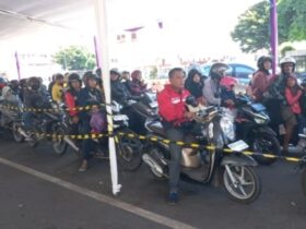 Pengendara roda dua yang akan menuju ke Pulau Bali saat mengantre masuk kapal di Pelabuhan Ketapang, Banyuwangi, Minggu (6/4/2025). (blok-a.com/Kuryanto)