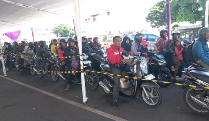 Pengendara roda dua yang akan menuju ke Pulau Bali saat mengantre masuk kapal di Pelabuhan Ketapang, Banyuwangi, Minggu (6/4/2025). (blok-a.com/Kuryanto)