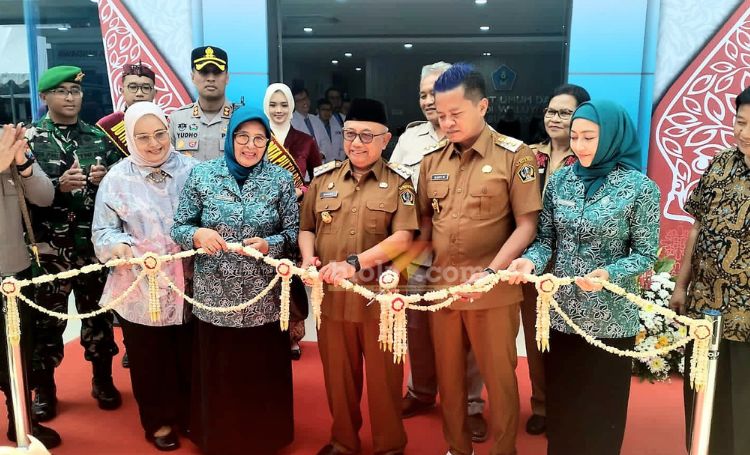 Bupati Blitar, Rijanto bersama Direktur RSUD Ngudi Waluyo, dr. Endah Woro Utami, MMRS, meresmikan Graha Pandawa dan peresmian Masjid Baitusy Syifa’. (blok-a.com/Fajar)