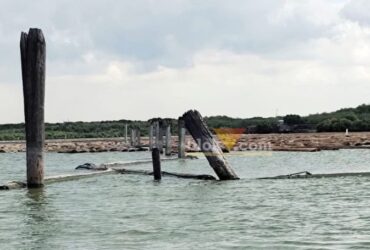 Pagar Laut milik PT SMIP di perairan Karangkiring, Kebomas, Gresik.(blok-a.com/ivan)