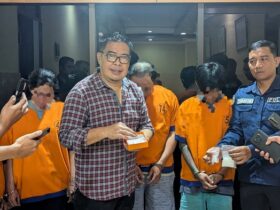Empat tersangka yang diduga terlibat dalam peredaran sabu di wilayah Kecamatan Muncar, diamankan Satresnarkoba Banyuwangi, Senin (14/4/2025). (blok-a.com/Kuryanto)