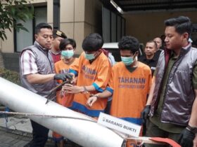 Para pelaku pencurian pipa stainless yang diamankan di Mapolresta Sidoarjo
