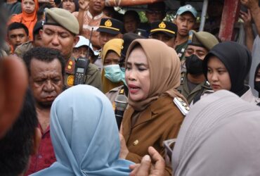 Wakil Bupati Sidoarjo, Mimik Idayana saat berdialog dengan pemilik Bangli Sempadan Afvour Desa Pepelegi, Kecamatan Sedati.
