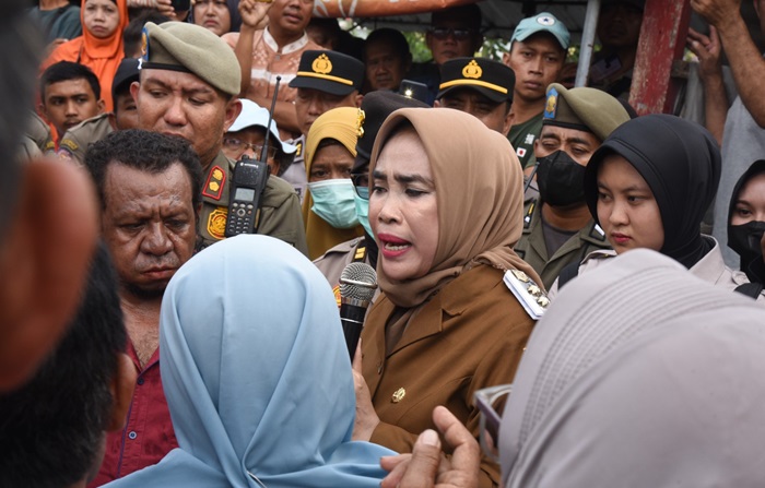 Wakil Bupati Sidoarjo, Mimik Idayana saat berdialog dengan pemilik Bangli Sempadan Afvour Desa Pepelegi, Kecamatan Sedati.