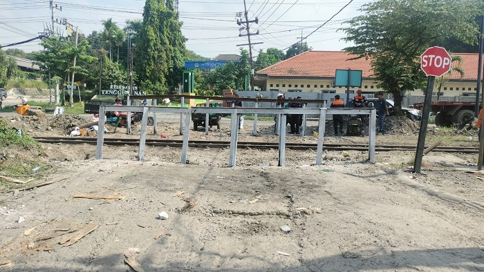 Perlintasan sebidang nomor 11 yang berada di antara Stasiun Indro dan Stasiun Kandangan di Kelurahan Tenggulunan, Kebomas, Gresik resmi ditutup.(Istimewa)