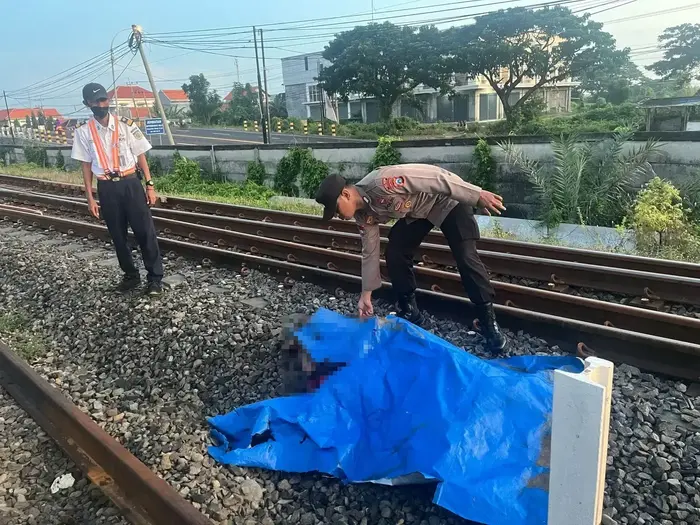 Petugas mengevakuasi jasad korban di lokasi kejadian.(Istimewa)