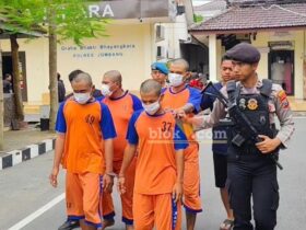 Lima tersangka jaringan pengedar sabu saat digelandang di Mapolres Jombang.(blok-a.com/Syahrul Wijaya)