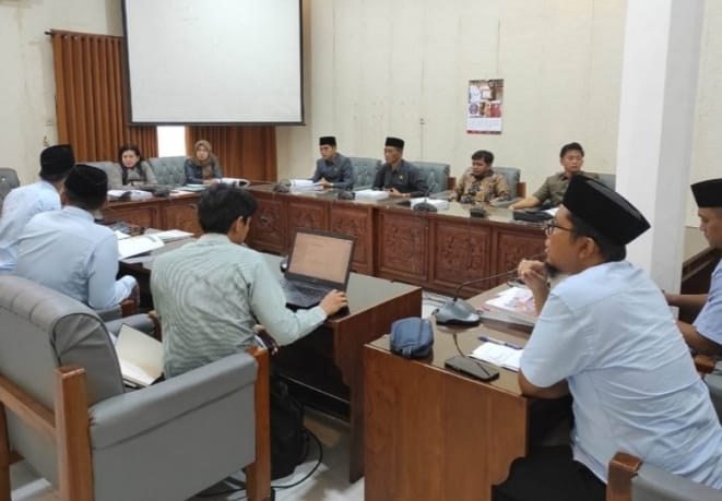 Komisi I DPRD Banyuwangi saat menggelar rapat kerja bersama Bappeda bahas Ranwal RPJMD tahun 2025-2029, Selasa (8/4/2025). (Istimewa)