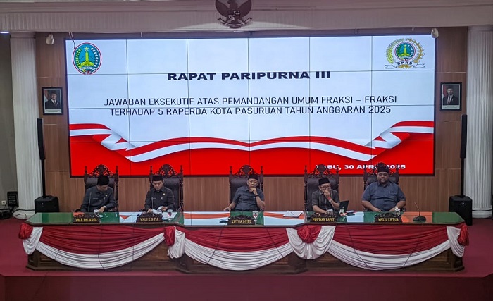 Suasana dalam rapat paripurna III di gedung DPRD Kota Pasuruan.
