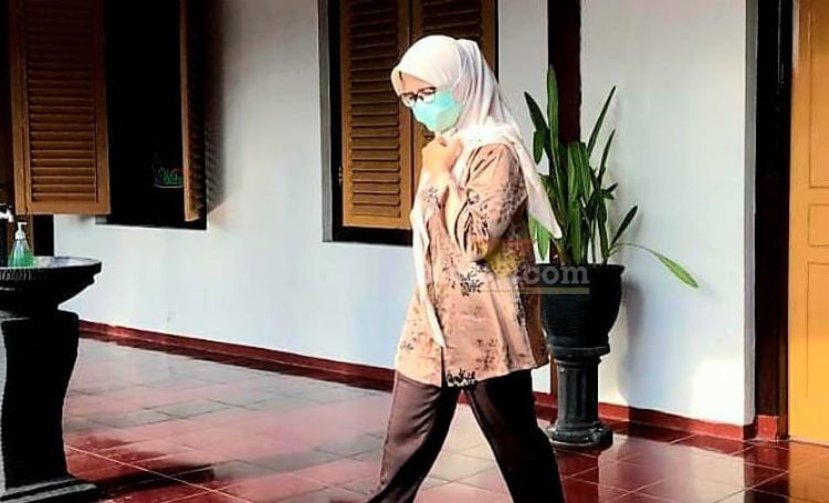 Mantan Bupati Blitar, Rini Syarifah atau yang akrab disapa Mak Rini setelah menjalani pemeriksaan di Kantor Kejari Kabupaten Blitar. (blok-a.com/Fajar)