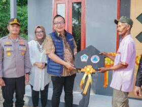 Wabup Gresik dr Asluchul Alif serah terima secara simbolis rumah tahan gempa Bawean.(Istimewa)
