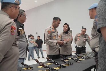 Waka Polres Blitar, Kompol Fadillah Langko K. Panara, memimpin pengecekan senpi genggam yang dimiliki oleh anggota Polres Blitar. 