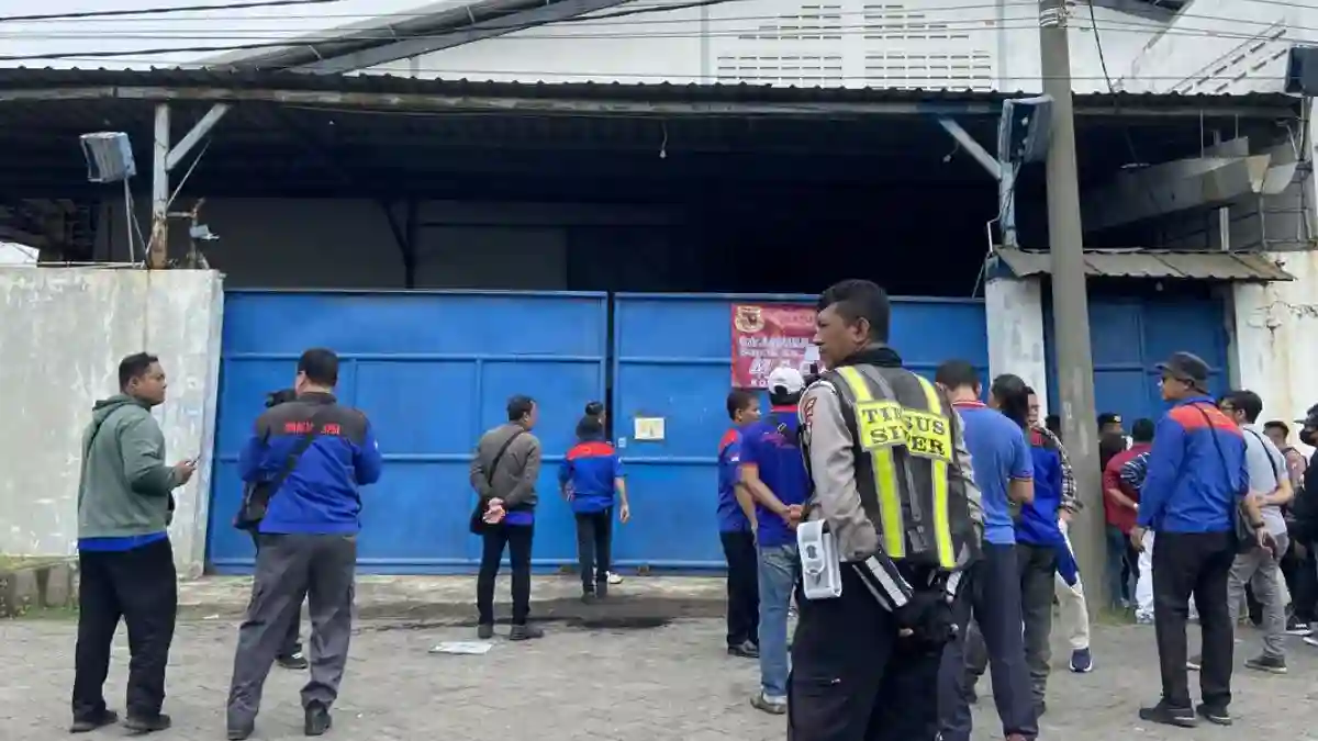 Gudang CV Sentoso Seal di Margomulyo, Surabaya (foto: kompas)
