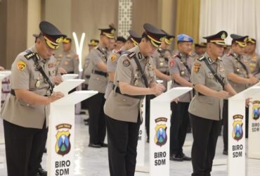 Sertijab sejumlah pejabat utama dan Kapolres di jajaran Polda Jatim, Senin (14/4/2025).