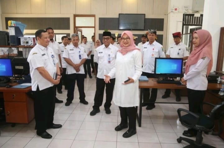Bupati Banyuwangi Ipuk Fiestiandani, sidak di sejumlah kantor pelayanan publik, Selasa (8/4/2025).(Humas Pemkab Banyuwangi)