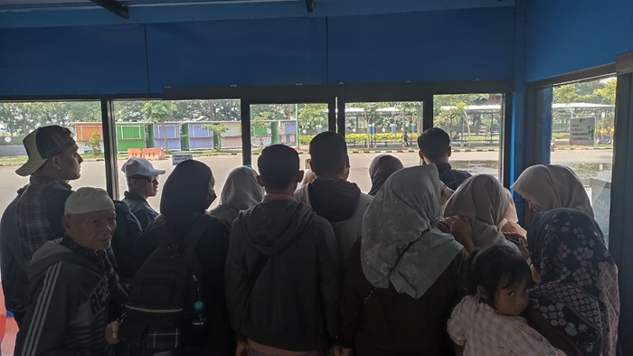 Antusiasme masyarakat saat saling berebut masuk ke bus Trans Jatim Koridor IV di Terminal Bunder.(Istimewa)