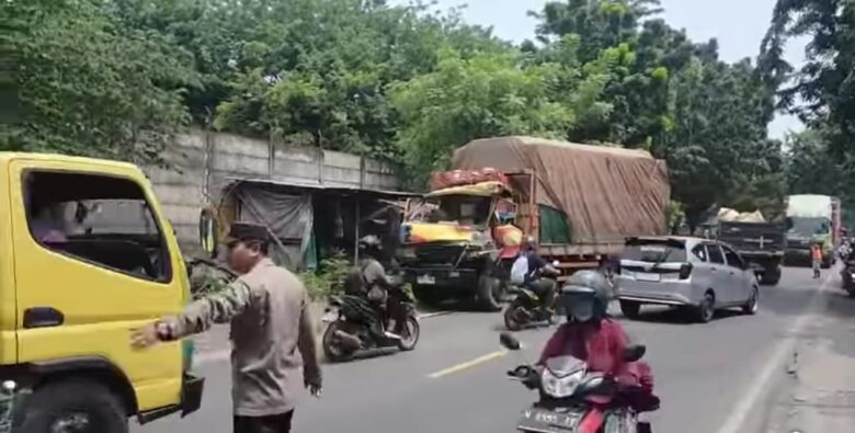 Truk Alami Rem Blong di Jalan Raya Boboh, bagian kepala truk mengalami kerusakan cukup parah.(Istimewa)