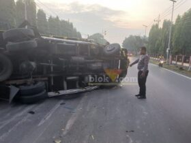Truk yang terguling di depan SPN Bangsal.(blok-a.com/Syahrul Wijaya)