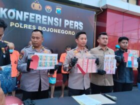 Konferensi pers pengungkapan kasus uang palsu di halaman Mapolres Bojonegoro, Kamis (24/4/2025).