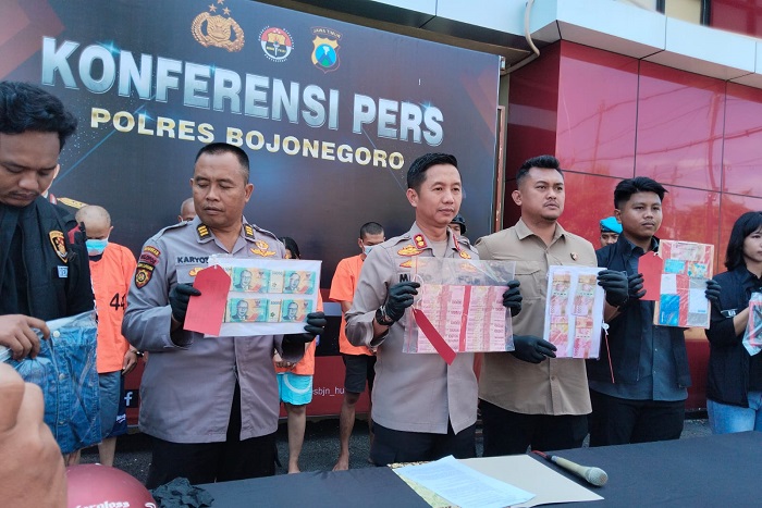 Konferensi pers pengungkapan kasus uang palsu di halaman Mapolres Bojonegoro, Kamis (24/4/2025).