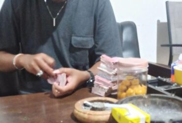 Foto dugaan penyerahan uang dari tersangka kasus narkoba Sidoarjo kepada penasehat hukum. 