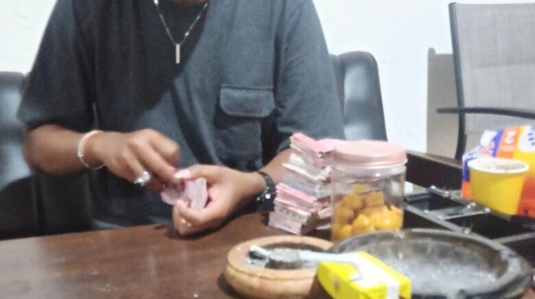Foto dugaan penyerahan uang dari tersangka kasus narkoba Sidoarjo kepada penasehat hukum.