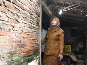 Wakil Bupati Sidoarjo, Mimik Idayana, saat kunjungi rumah salah satu warga kurang mampu. 