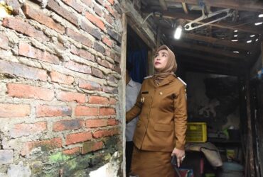 Wakil Bupati Sidoarjo, Mimik Idayana, saat kunjungi rumah salah satu warga kurang mampu. 