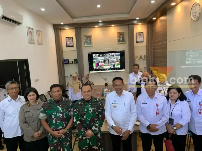 Kalau ini caption: Wali Kota Malang, Wahyu Hidayat saat ikuti virtual zoom (blok-a/Bob Bimantara Leander)