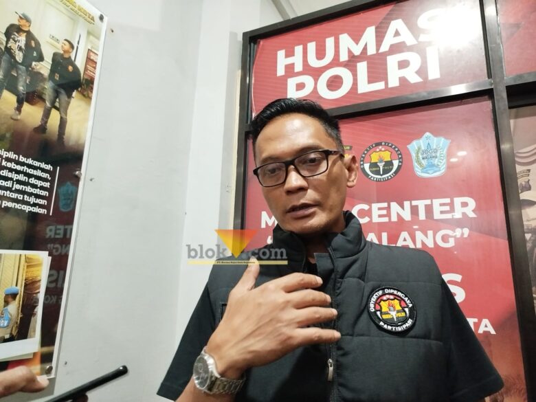 Kasi Humas Polresta Malang Kota, Ipda Yudi Risdianto saat diwawancarai awak media (blok-a.com / Yogga Ardiawan)