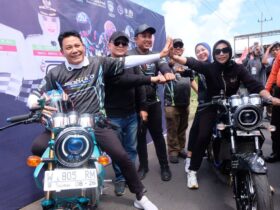 Teks foto : Bupati Sidoarjo Subandi dan Wakil Bupati Mimik Idayana, saat hadir dalam latber Dragbike street Race 2025 di eks Tol HK, Jabon
